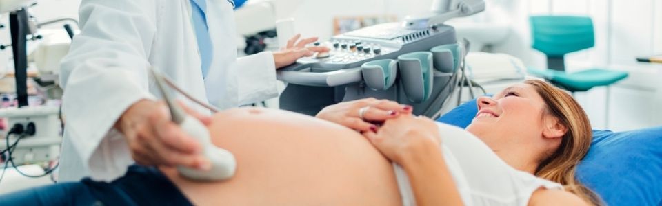 Schwangere wird per Ultraschall untersucht