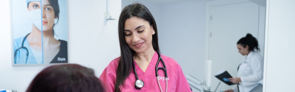 Νοσοκόμα της Cryos που ελέγχει τη δότρια ωαρίων