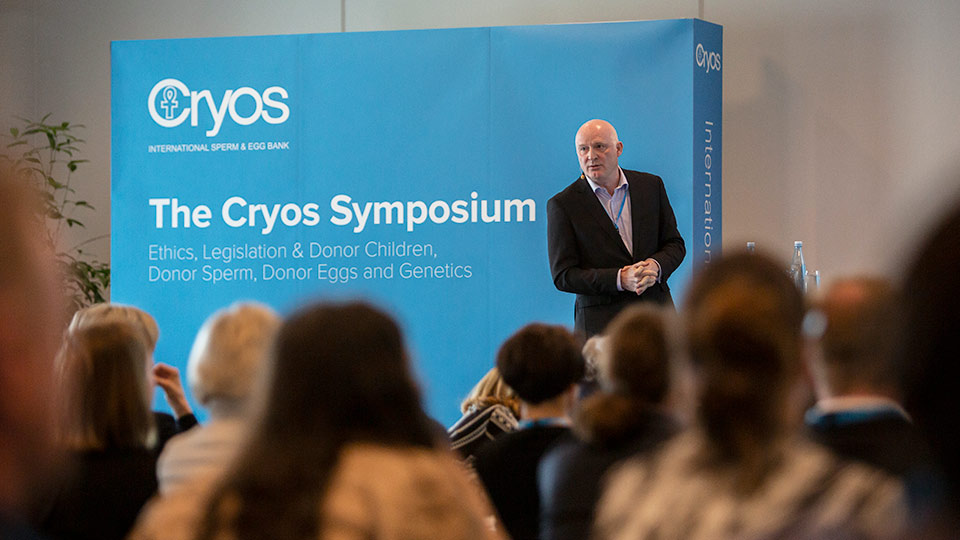 Speaker on the stage at the Cryos Symposium