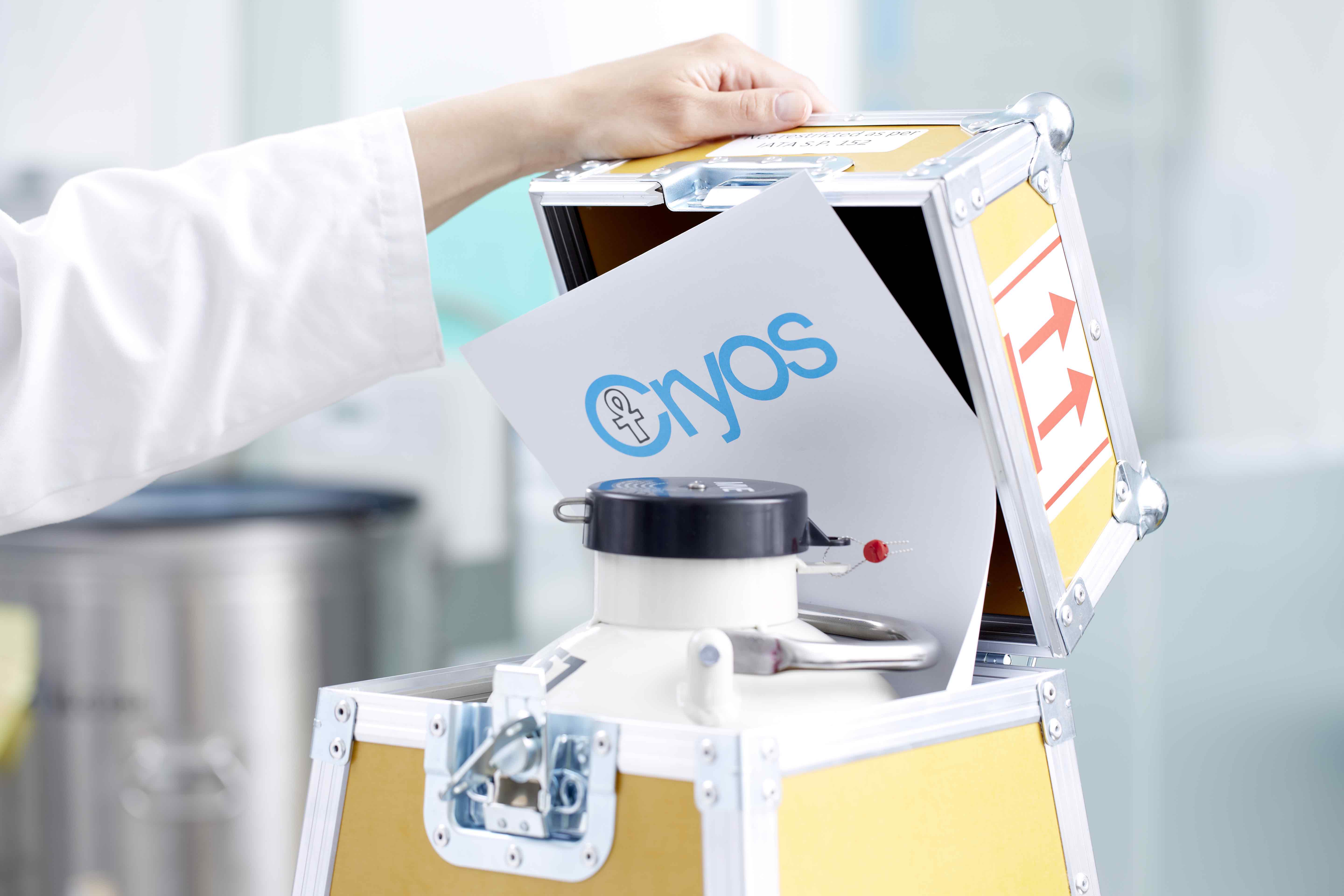 A nitrogen tank with a piece of paper with the Cryos logo inside being closed – Photo from the Cryos press kit. 