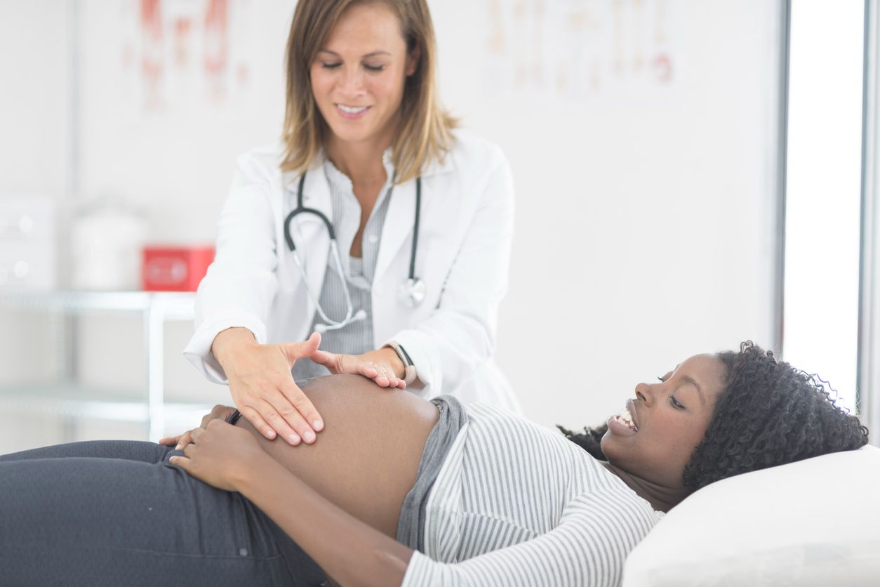 Durante la primera fase del parto, una matrona te examinará