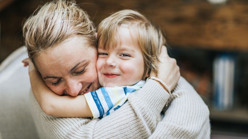 Madre soltera por elección abrazando a su hijo concebido con esperma de donante