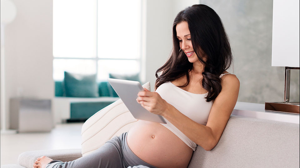 Mujer embarazada realizando un pedido de esperma de donante para un tratamiento de fertilidad posterior para futuros hermanos de su hijo concebido con esperma de donante