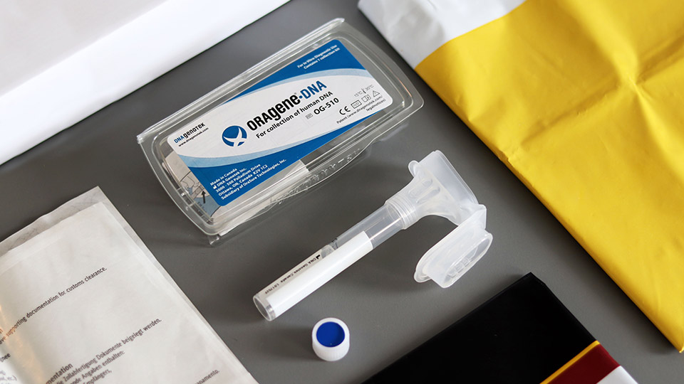Kit de saliva para prueba genética antes de usar esperma de donante