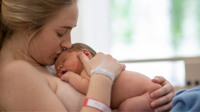 Le contact peau contre peau avec votre bébé est très important au début 