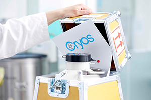 Un récipient d’azote avec un morceau de papier comportant le logo de Cryos en train d’être fermé – Photo du dossier de presse de Cryos. 