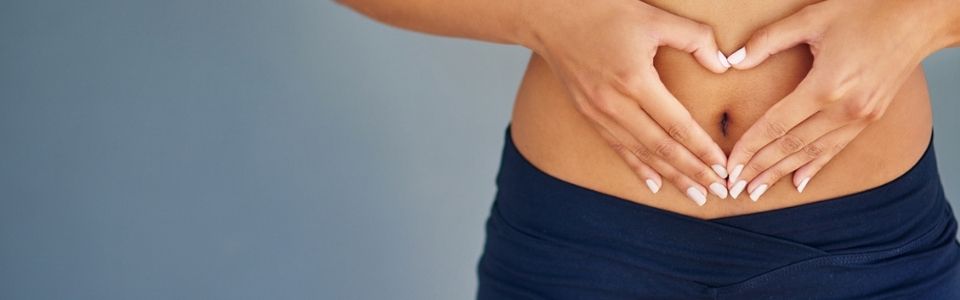 Una donna si tiene lo stomaco durante l'ovulazione