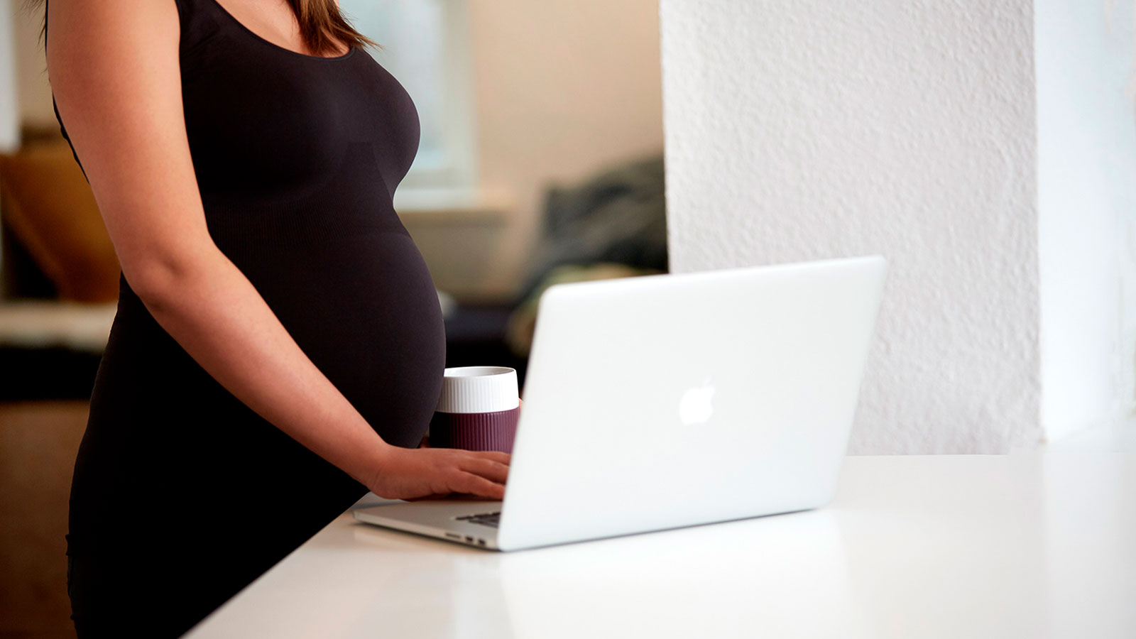 Zwangere vrouw leest over quotareservering bij het bestellen van donorsperma voor haar vruchtbaarheidsbehandeling