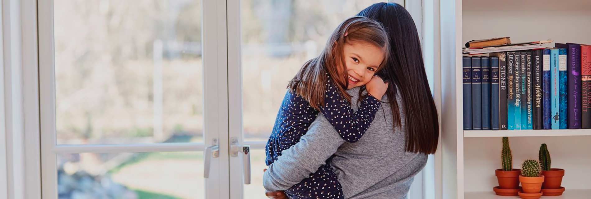 Mãe com a sua linda filha ao colo - uma criança concebida com esperma de doador do banco de esperma da Cryos Mãe com a sua linda filha ao colo - uma criança concebida com esperma de doador do banco de esperma da Cryos