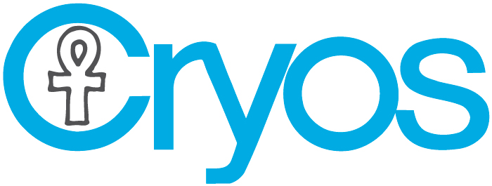 O logótipo da Cryos a azul com fundo branco – Fotografia do kit de imprensa da Cryos. 