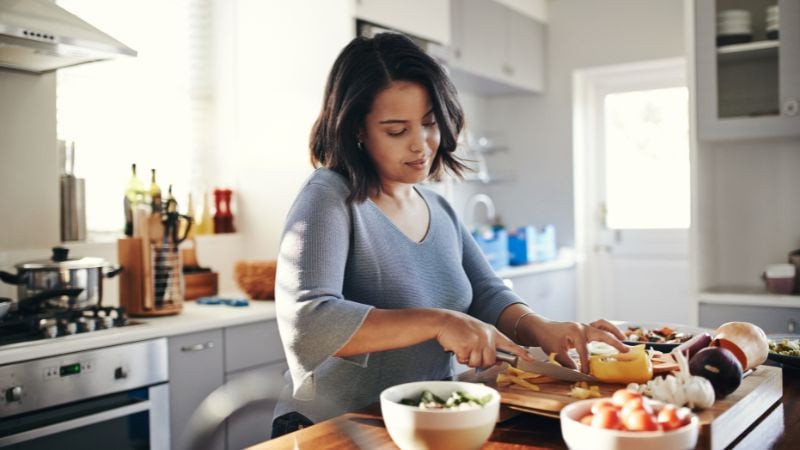 Vrouw die een gezonde maaltijd klaarmaakt