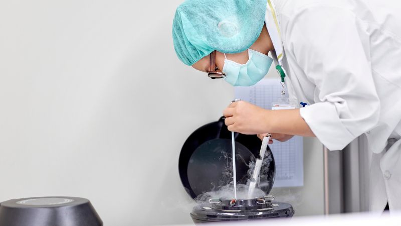 Un m&eacute;decin sp&eacute;cialis&eacute; en fertilit&eacute; cong&egrave;le des ovules