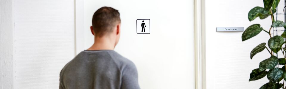 Νεαρός άνδρας επισκέπτεται ιδιωτική καμπίνα για δότες για να δωρίσει σπέρμα