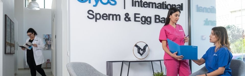A Cryos nurse talking to an egg donor