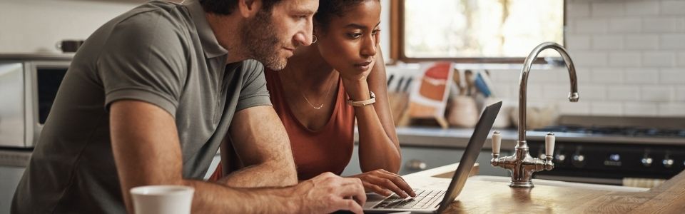 Couple looking for donor eggs on Cryos website