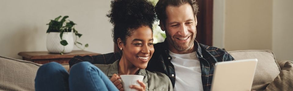 Couple ordering donor eggs online