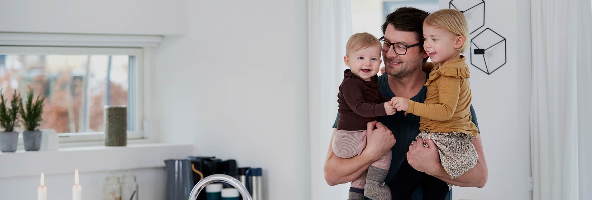 Happy parent with children after Cryos donor eggs success