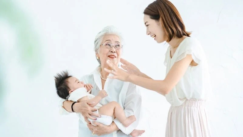 選択的シングルマザーの9割が、家族に子どもの世話を手伝ってもらっています。   孫の世話をする祖母 
