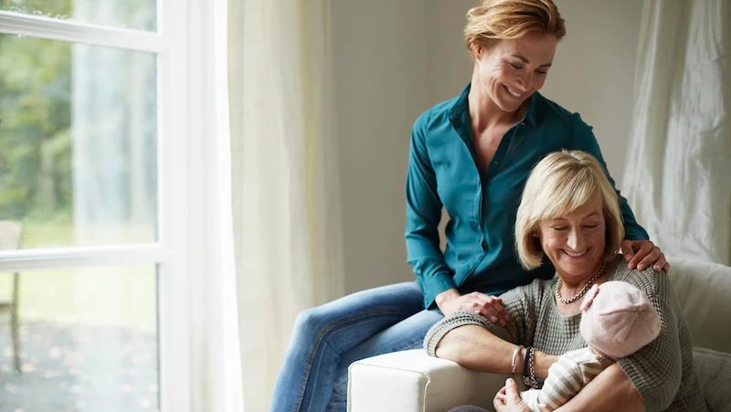 90 % aller freiwillig alleinerziehenden Mütter bekommen bei der Kinderbetreuung Hilfe von ihrer Familie; hier betreut eine Großmutter ihr Enkelkind