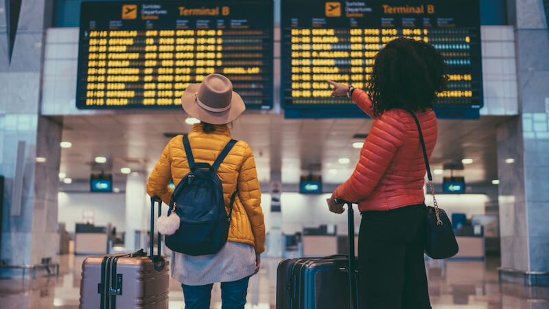 Una coppia lesbica in viaggio per sottoporsi a un trattamento di fertilità a causa delle limitazioni legali nel proprio Paese