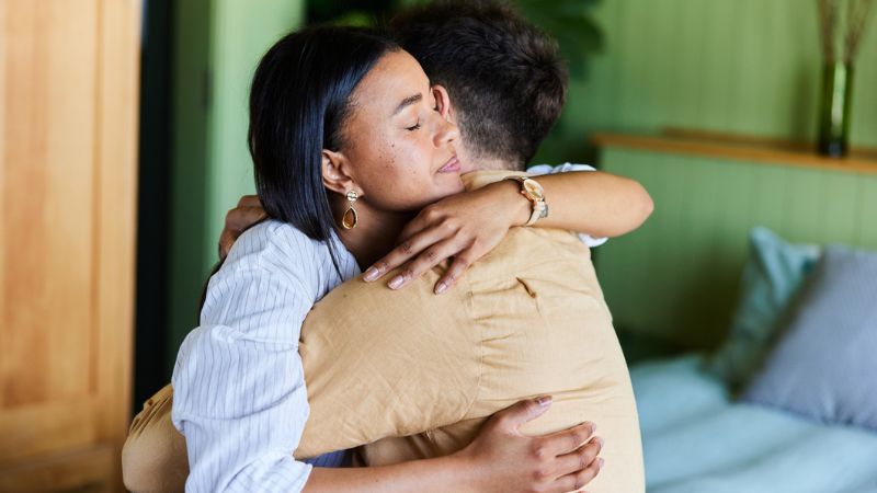 Vrouw die man omhelst die te maken heeft met azoöspermie Vrouw die man omhelst die te maken heeft met azoöspermie
