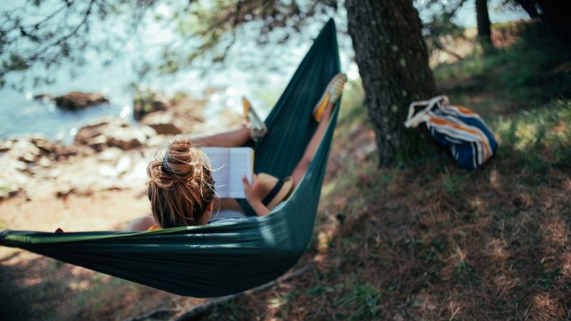 Vrouw die een boek leest 
