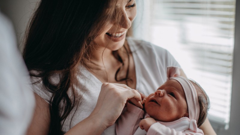Una madre y su bebé concebido con esperma de donante después de una toma