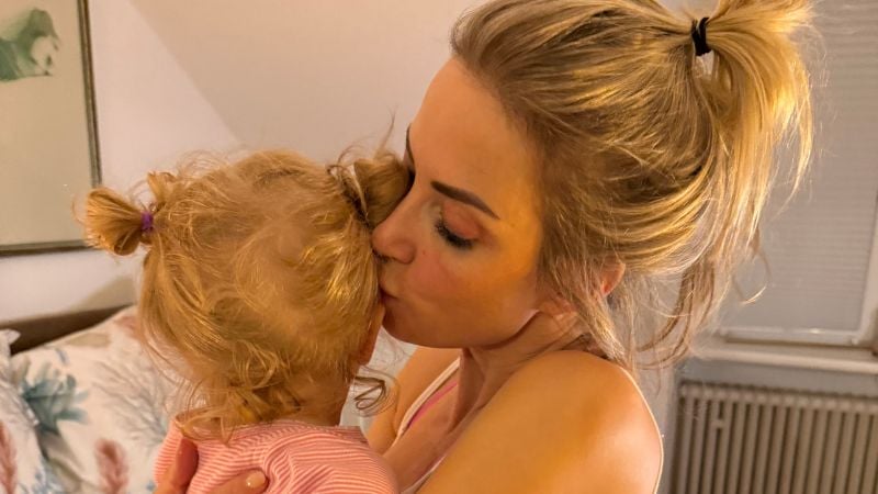 Sarah kissing her daughter Sarah kissing her daughter