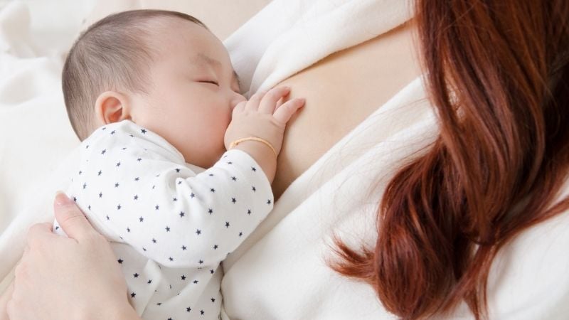 选择成为单身母亲的妈妈正在对她的孩子进行母乳喂养 选择成为单身母亲的妈妈正在对她的孩子进行母乳喂养