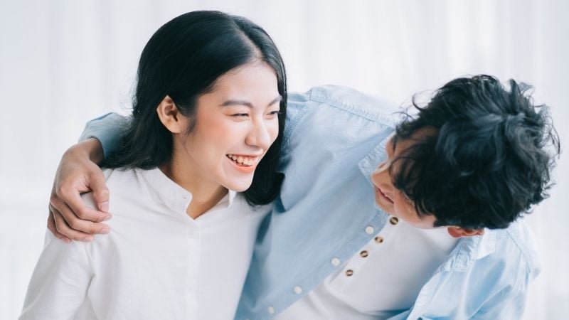 一对女同性恋伴侣亲热相拥 一对女同性恋伴侣亲热相拥