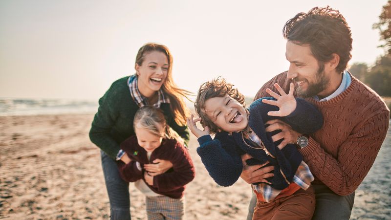 Glad familie på stranden