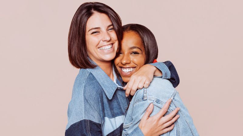 Deux femmes homosexuelles heureuses 