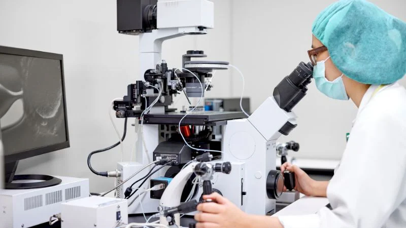 Fertility doctor performing double donation