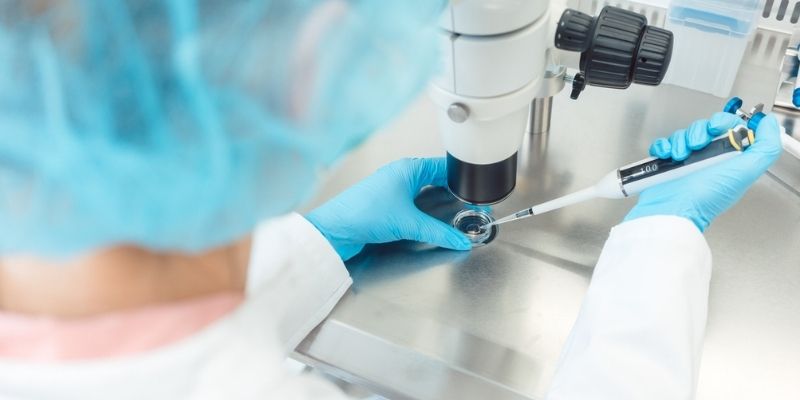 ICSI- eller IVF-behandling foretaget under mikroskop