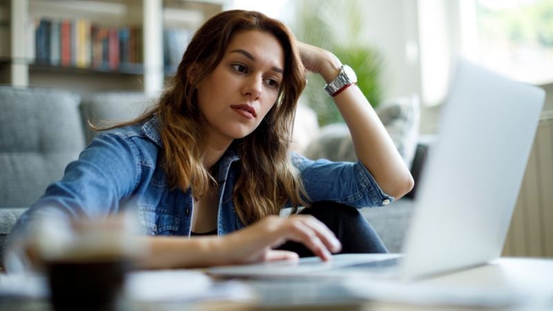 Femme célibataire examinant les tarifs d’un traitement par FIV Femme célibataire examinant les tarifs d’un traitement par FIV
