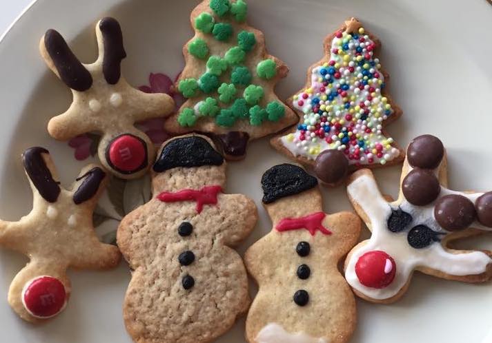 Solomor der bager cookies med sine børn