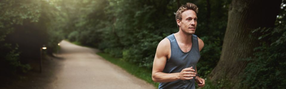 Sæddonor der løber en tur i skoven