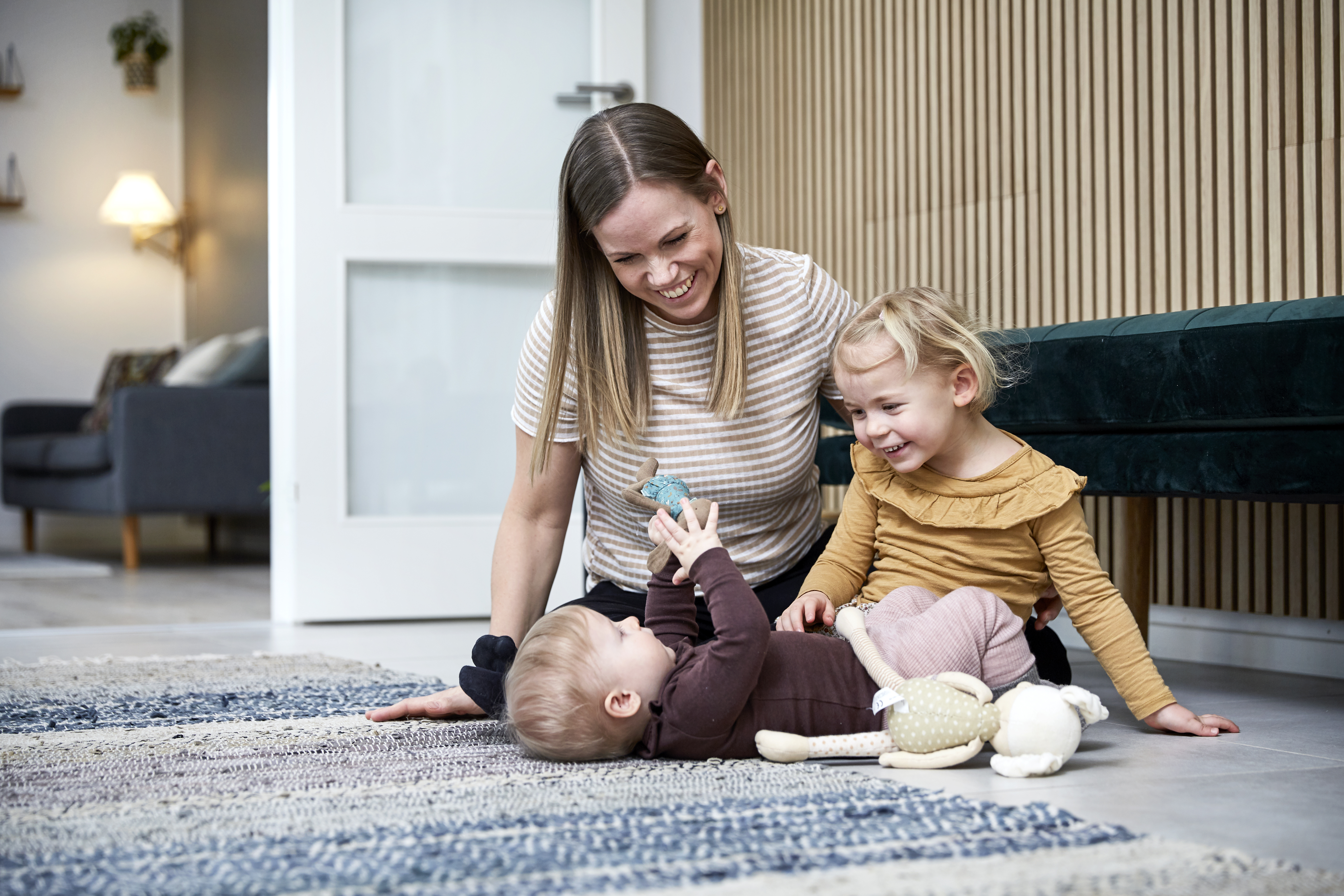 Glückliche Mutter mit Kind, das mithilfe einer Samenspende gezeugt wurde