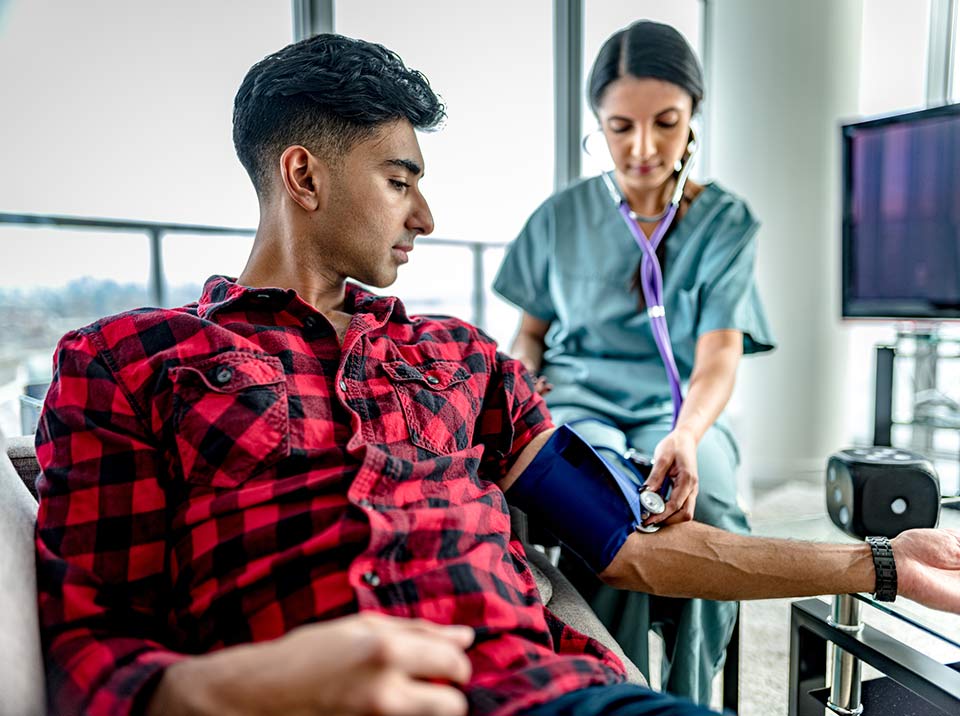 Verpleegkundige screent jonge man volgens de eisen waaraan spermadonors bij Cryos moeten voldoen Verpleegkundige screent jonge man volgens de eisen waaraan spermadonors bij Cryos moeten voldoen
