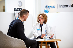 Una coordinadora de donantes de Cryos conversando con un donante (foto del kit de prensa de Cryos)