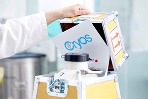 Un tanque de nitrógeno con el logotipo de Cryos en papel en el interior mientras se cierra (foto del kit de prensa de Cryos) 