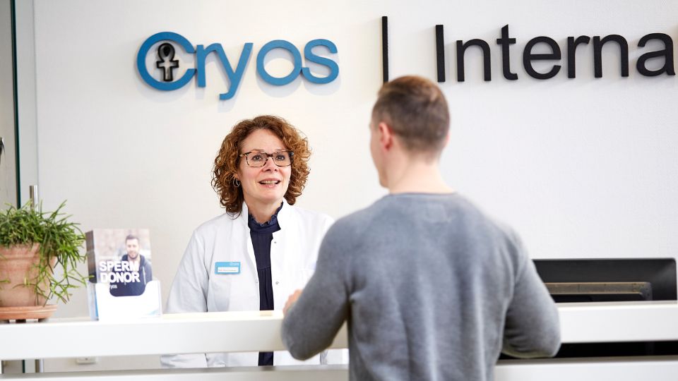 Two employees at Cryos talking about their workplace