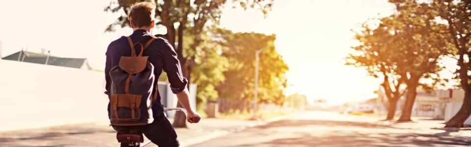 En sæddonor der cykler mod solnedgangen
