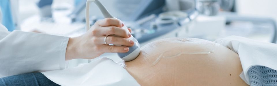 Uma futura mãe solteira grávida a fazer uma ecografia