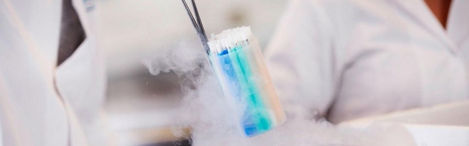 Spermarietjes worden uit een cryotank gehaald