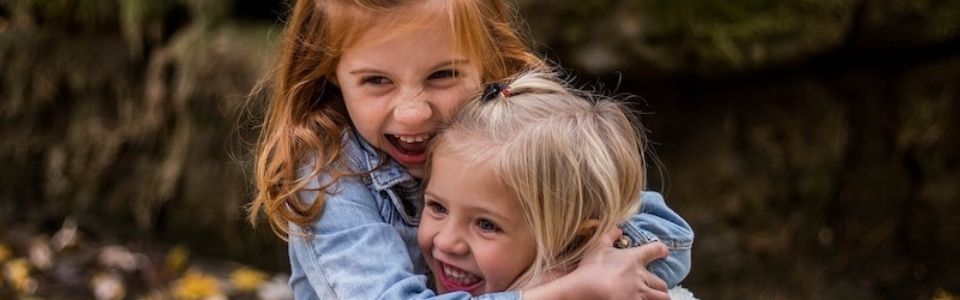 Deux enfants conçus grâce à un donneur qui se câlinent Deux enfants conçus grâce à un donneur qui se câlinent
