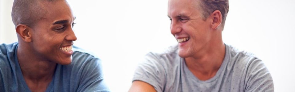 Deux donneurs de sperme en pleine discussion et rigolant