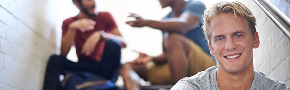 Samenspender lächelt, da er anderen Menschen helfen kann
