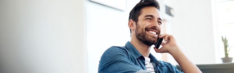 Un donante de esperma hablando por teléfono