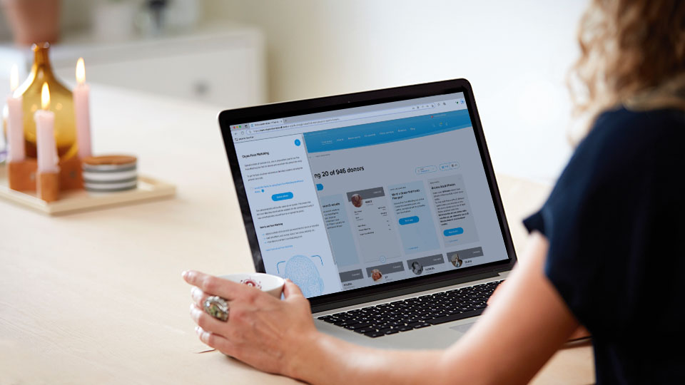 Frau findet Samenspender mit Cryos Face Matching